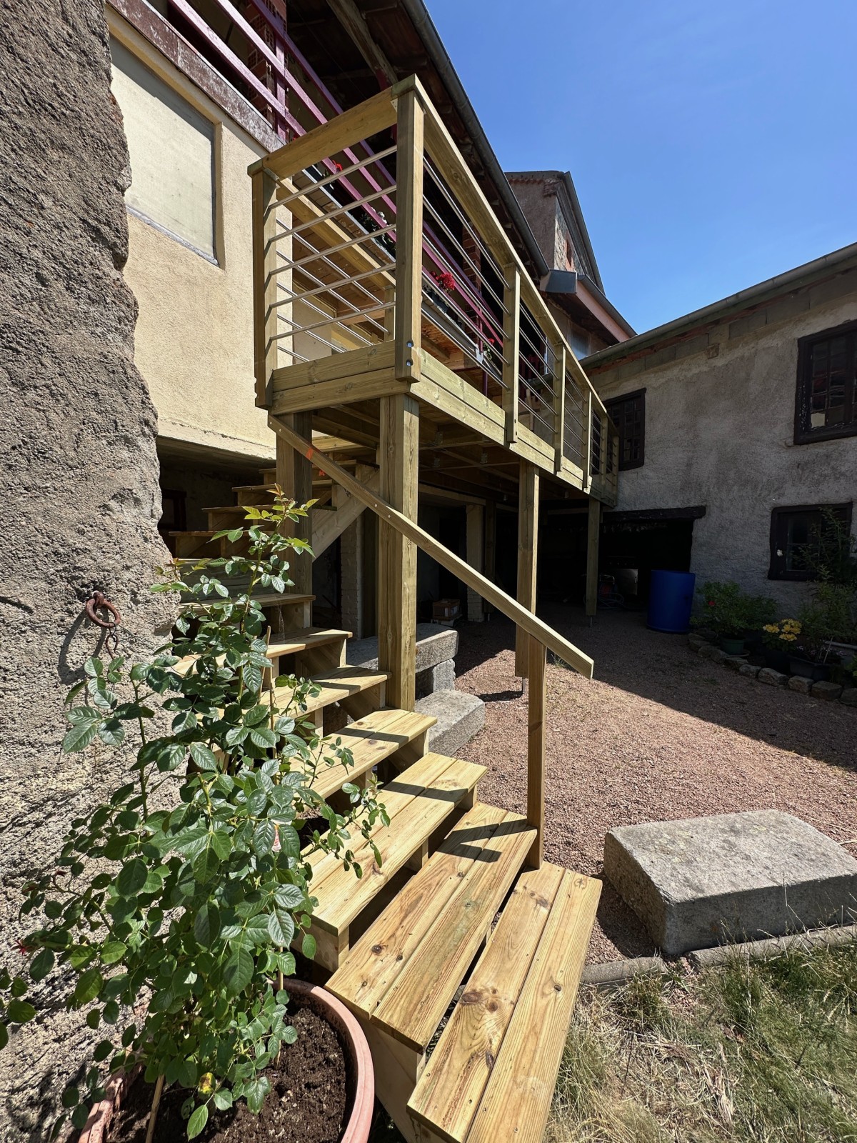 Construction d’une terrasse sur-élevée avec escalier d’accès et garde-corps sur mesure à Roanne dans la Loire.