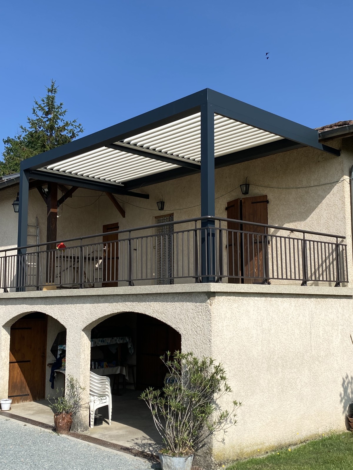 Pergola bioclimatique design avec spots et éclairage intégré à Amplepuis dans le Rhône (69)