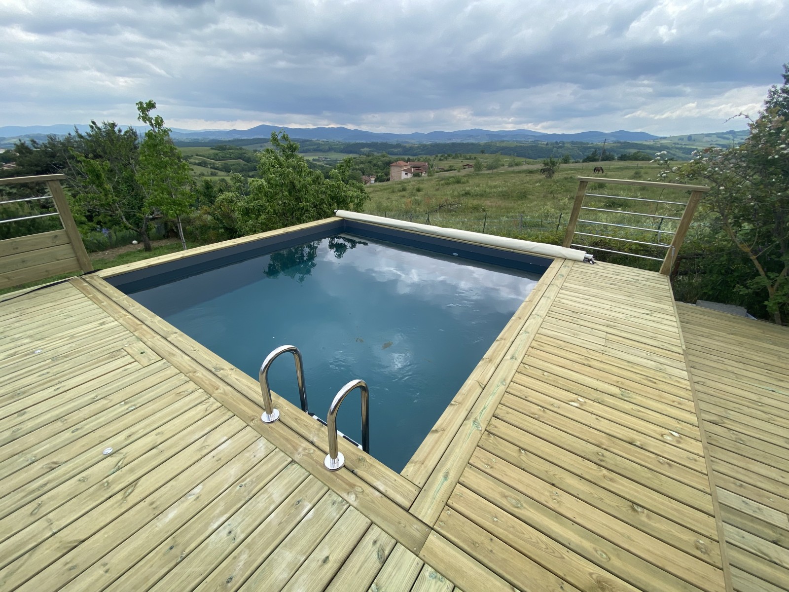 Installation de piscine semi enterrée en bois avec terrasse autour à Cublize dans le Rhône (69)
