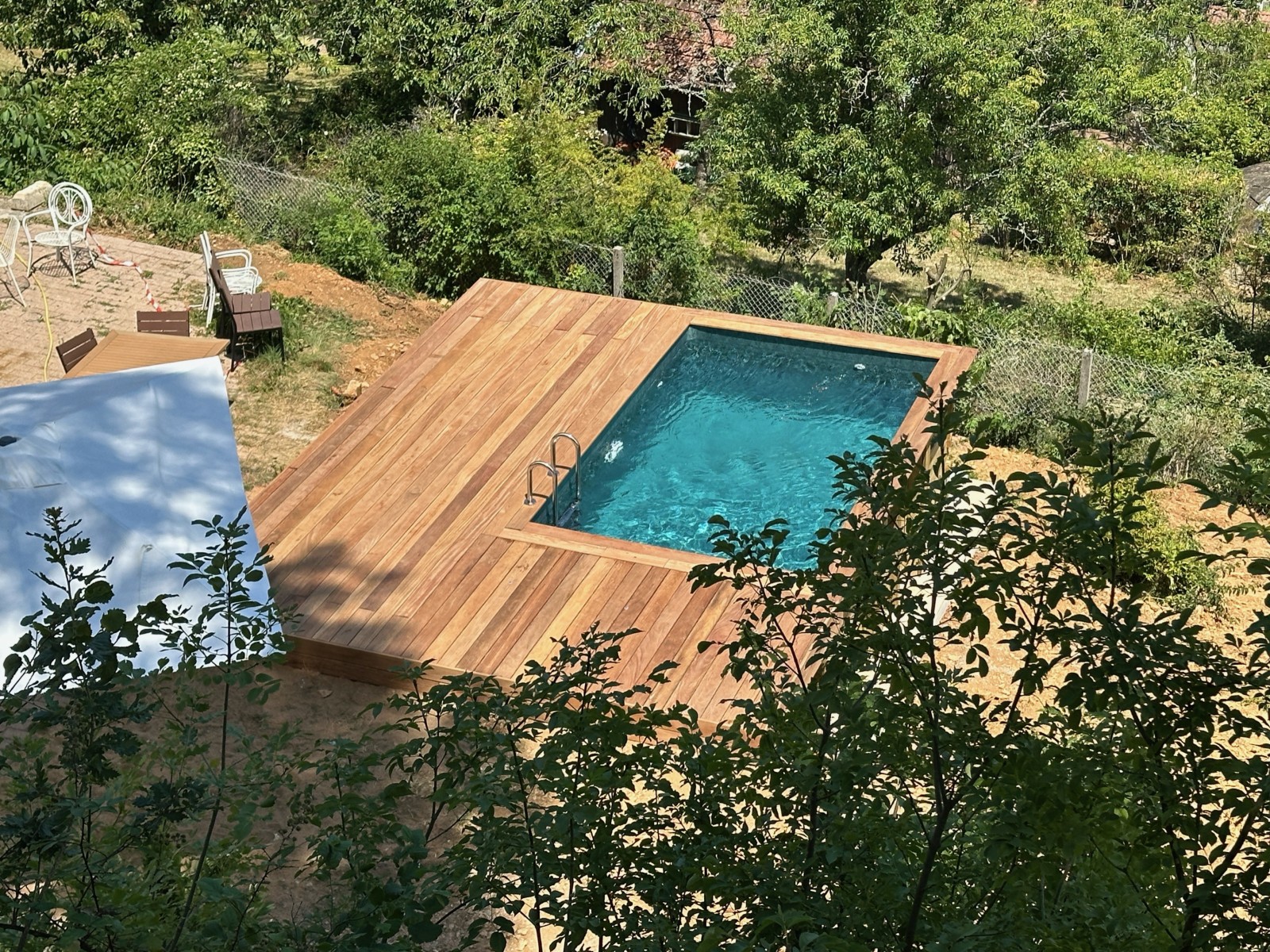 Aménagement d’une piscine en bois hors-sol de 2,5x4 m avec sa terrasse en bois exotique cumaru à Lyon dans le Rhône.