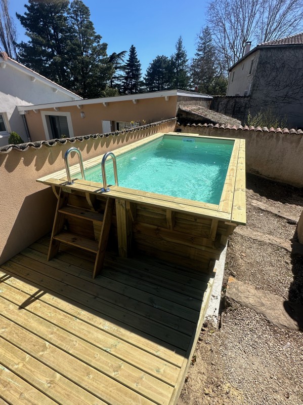 Piscine en Bois à Dardilly – Installation Robuste et Espace Bain Relaxant