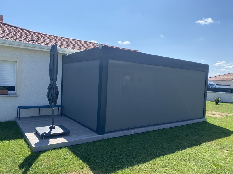 Pergola bioclimatique avec Rideaux fermé à Tarare 