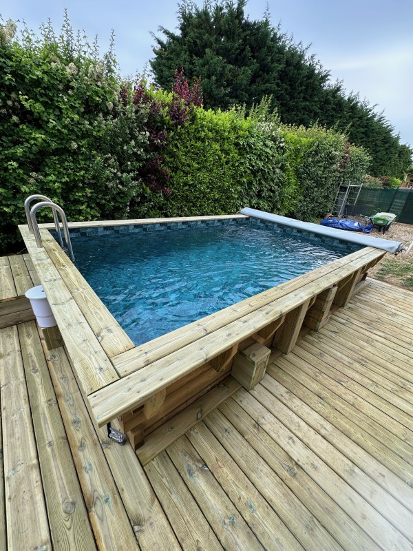 Contruction d’un piscine bois de 2,5x4m semi-enterrée avec sa terrasse en pin autoclave à Belleville sur Saône dans le Rhône.