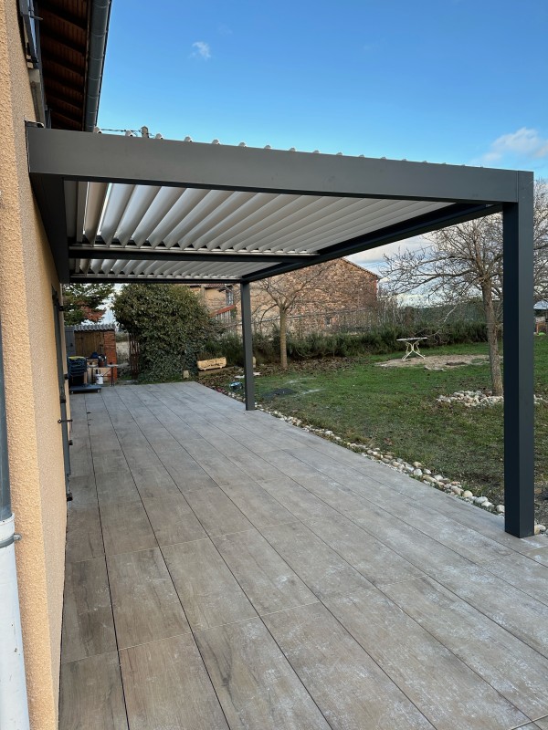 Pergola Bioclimatique dans l’Ouest Lyonnais – Personnalisée pour Votre Maison