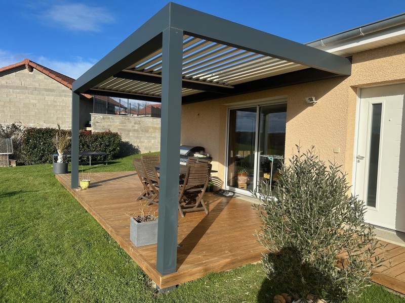 Pergola Bioclimatique à Trévoux – Aménagement Extérieur et Protection Solaire