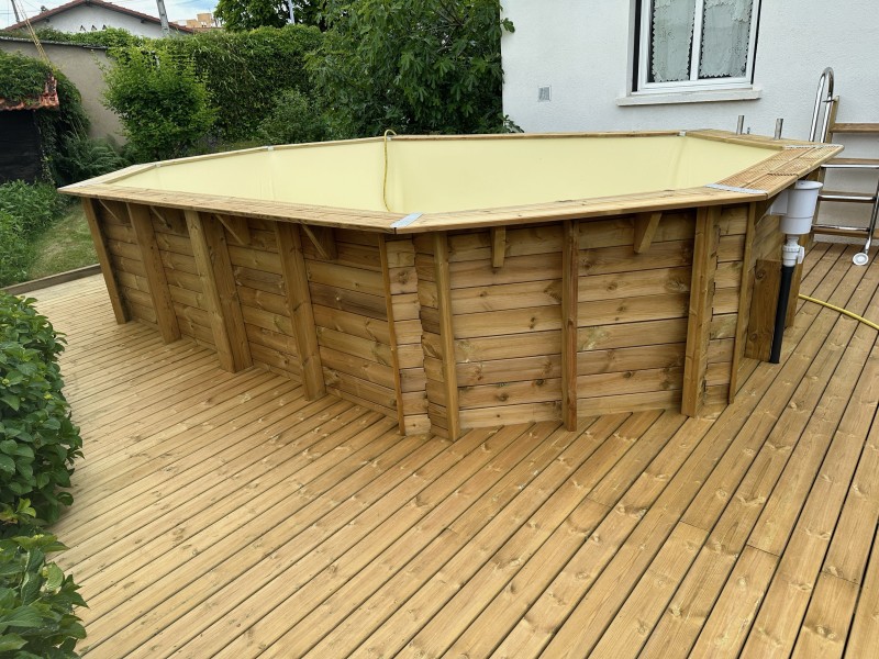 Piscine en Bois dans l’Ouest Lyonnais – Construction et Aménagement Extérieur
