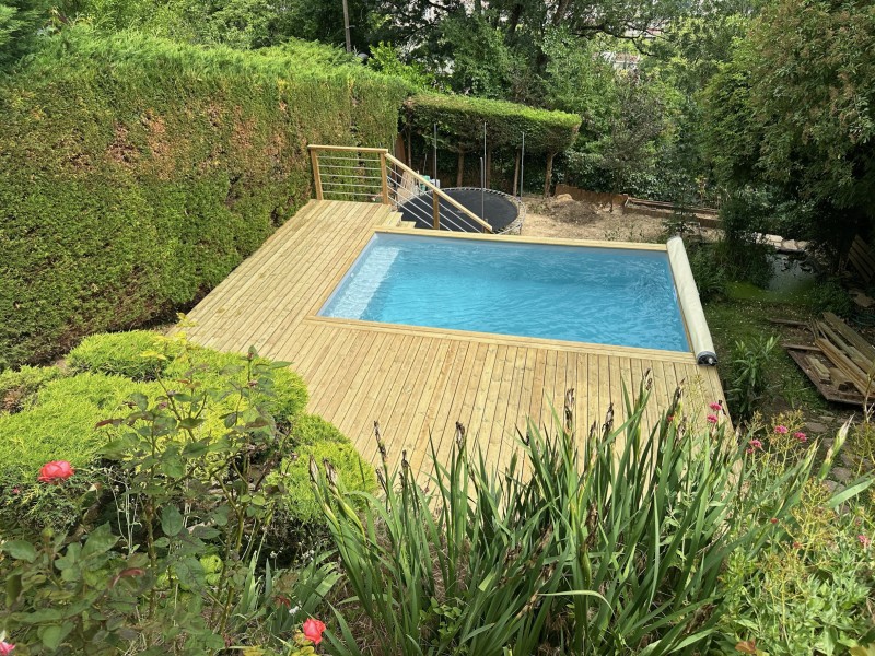 Construction d’une piscine en bois de 3x5m sur mesure avec sa terrasse et escalier d’accès à Lyon dans le Rhône.