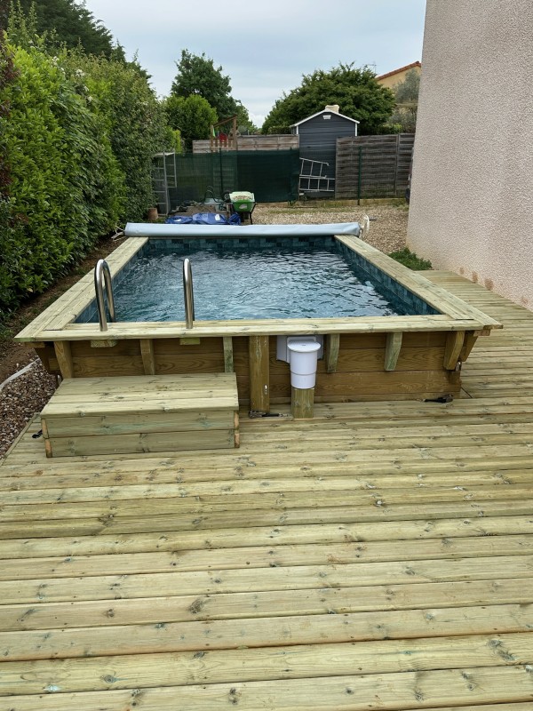 Piscine en Bois à Mont-d’Or – Espace Aquatique Naturel et Haut de Gamme