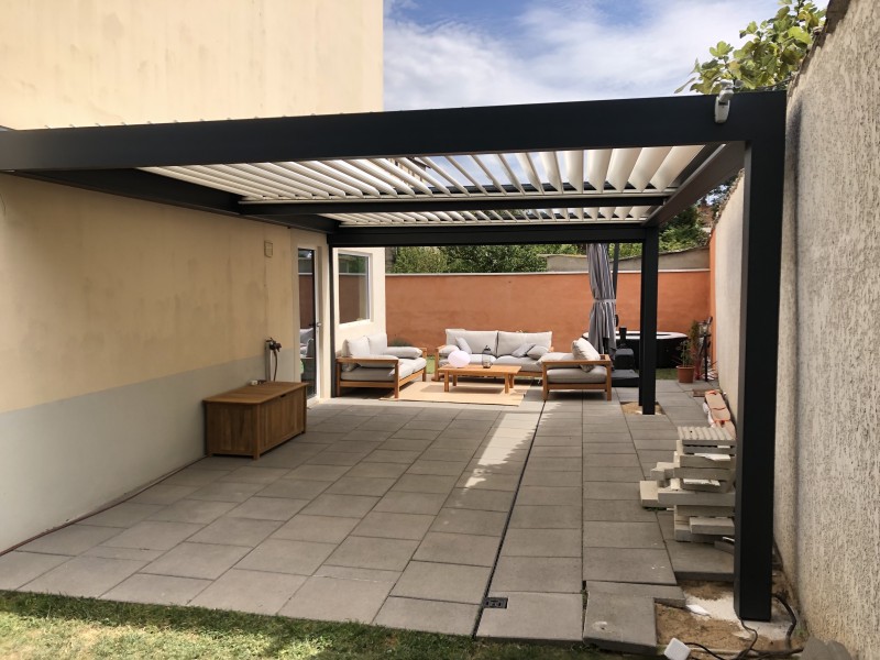 Pergola Bioclimatique à Tarare – Installation Avec Stores et Rideaux Motorisés