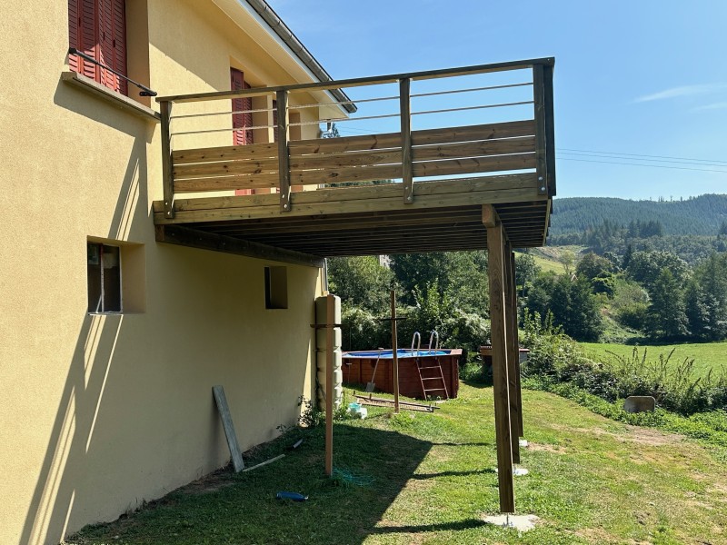 Terrasse sur pilotis à Claveisolles