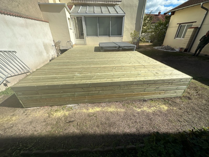 Terrasse en Bois à Dommartin – Terrasse Luxe et Conviviale