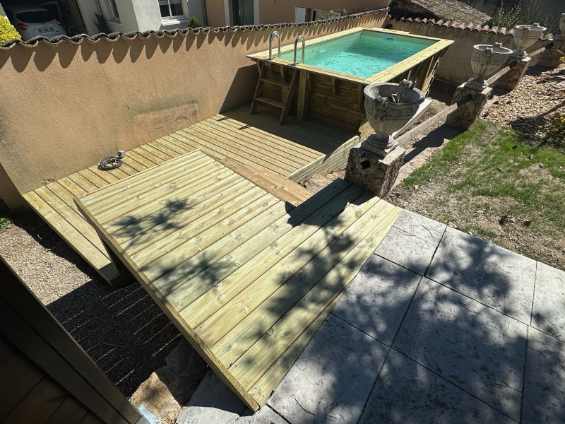 Aménagement d’un espace piscine bois moins de dix mètre carré avec sa terrasse sur mesure à Charly dans le Rhône.