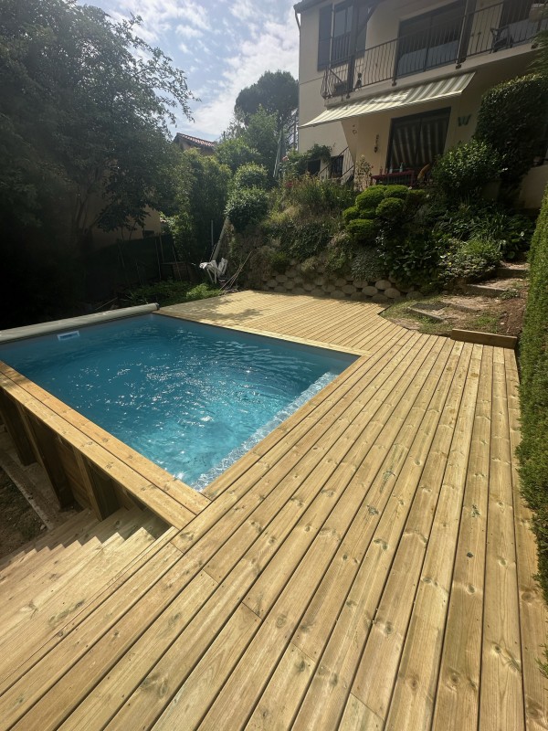 Piscine en Bois à Lyon  – Conception de Piscines et Terrasse Bois Intégrée