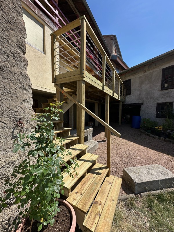 Construction d’une terrasse sur-élevée avec escalier d’accès et garde-corps sur mesure à Roanne dans la Loire.