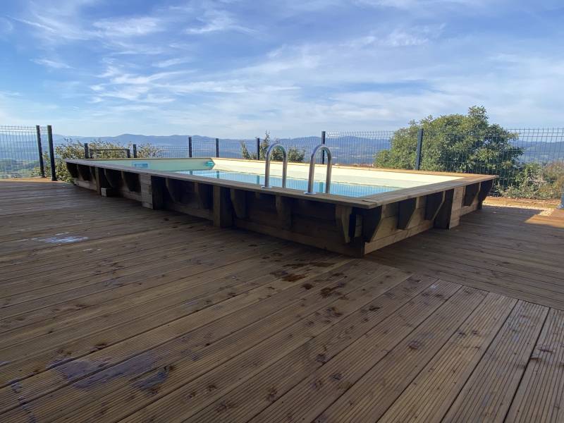 Piscine bois semi enterré et terrasse bois à Amplepuis
