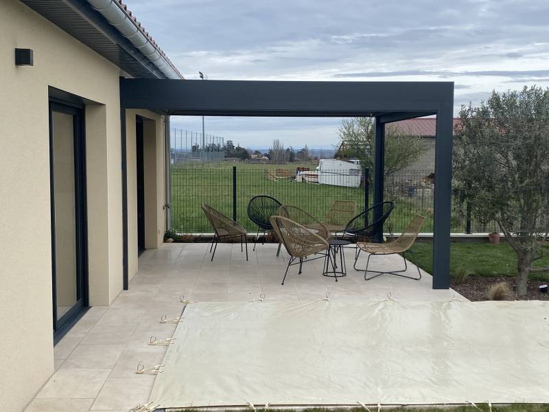Pergola bioclimatique adossée à Roanne