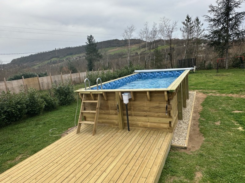 Piscine en Bois à Dommartin – Piscine Personnalisée avec Terrasse Bois