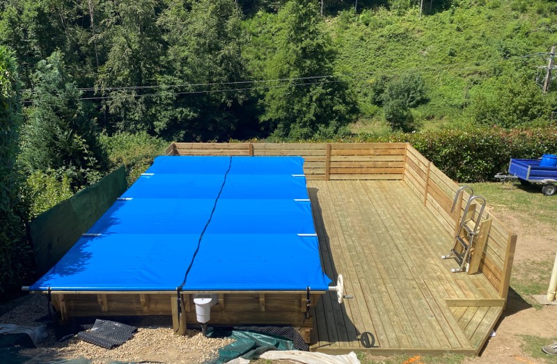 Bâche à barre pour piscine bois à Tarare
