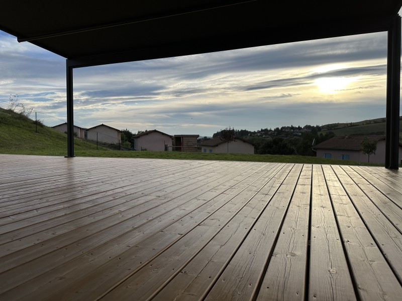 Terrasse bois avec pergola à Cublize