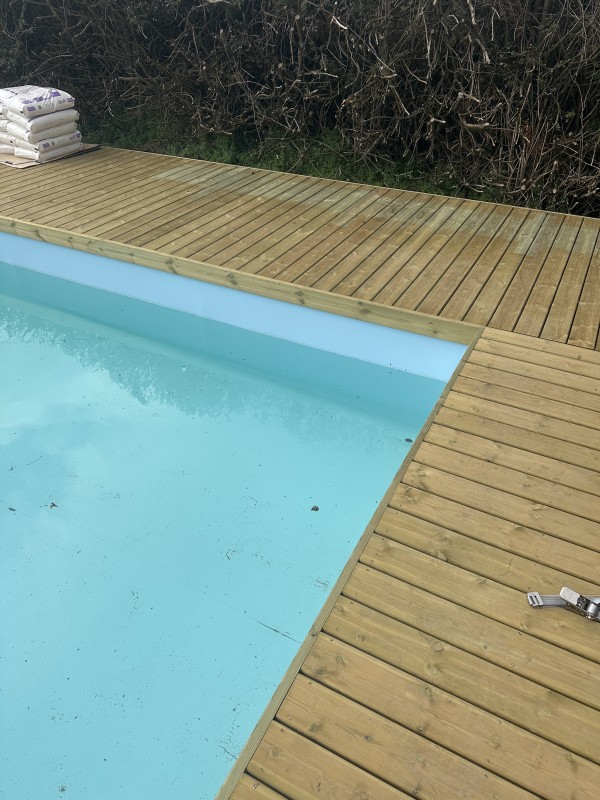 Piscine en Bois à Lyon – Création Personnalisée avec Terrasse en Bois