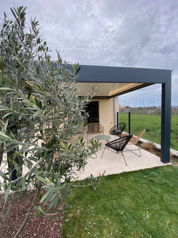 Pergola Bioclimatique à Écully – Installation Aluminium avec Lames Orientables