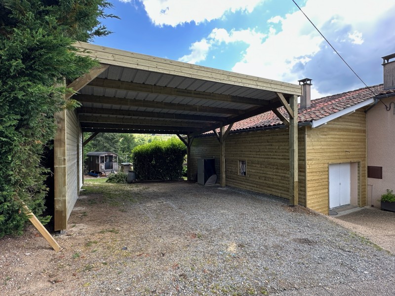 Construction d’un carport pour camping-car et isolation par l’extérieur des bâtiments en bardage autoclave à Feurs dans la Loire.