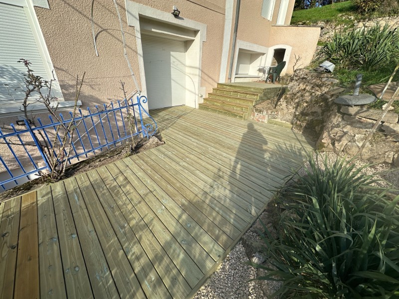 Terrasse en Bois dans l’Ouest Lyonnais – Aménagement Extérieur de Qualité