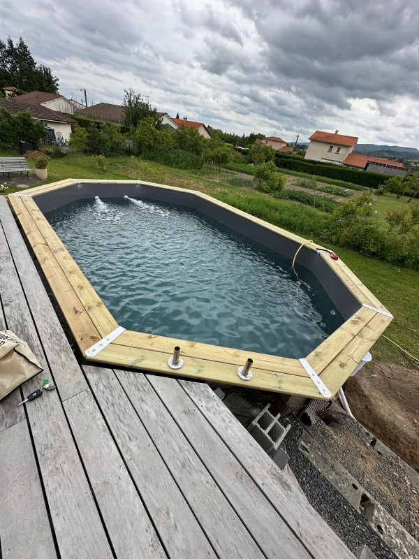 Piscine en Bois à Trévoux – Conception, Installation et Terrasse Intégrée