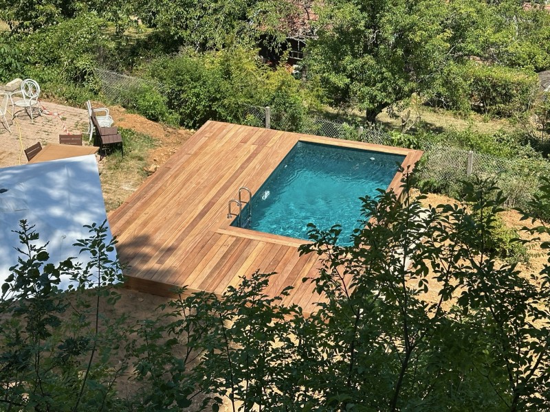 Aménagement d’une piscine en bois hors-sol de 2,5x4 m avec sa terrasse en bois exotique cumaru à Lyon dans le Rhône.