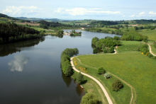 Site touristique du lac des sapins à Cublize Beaujolais vert